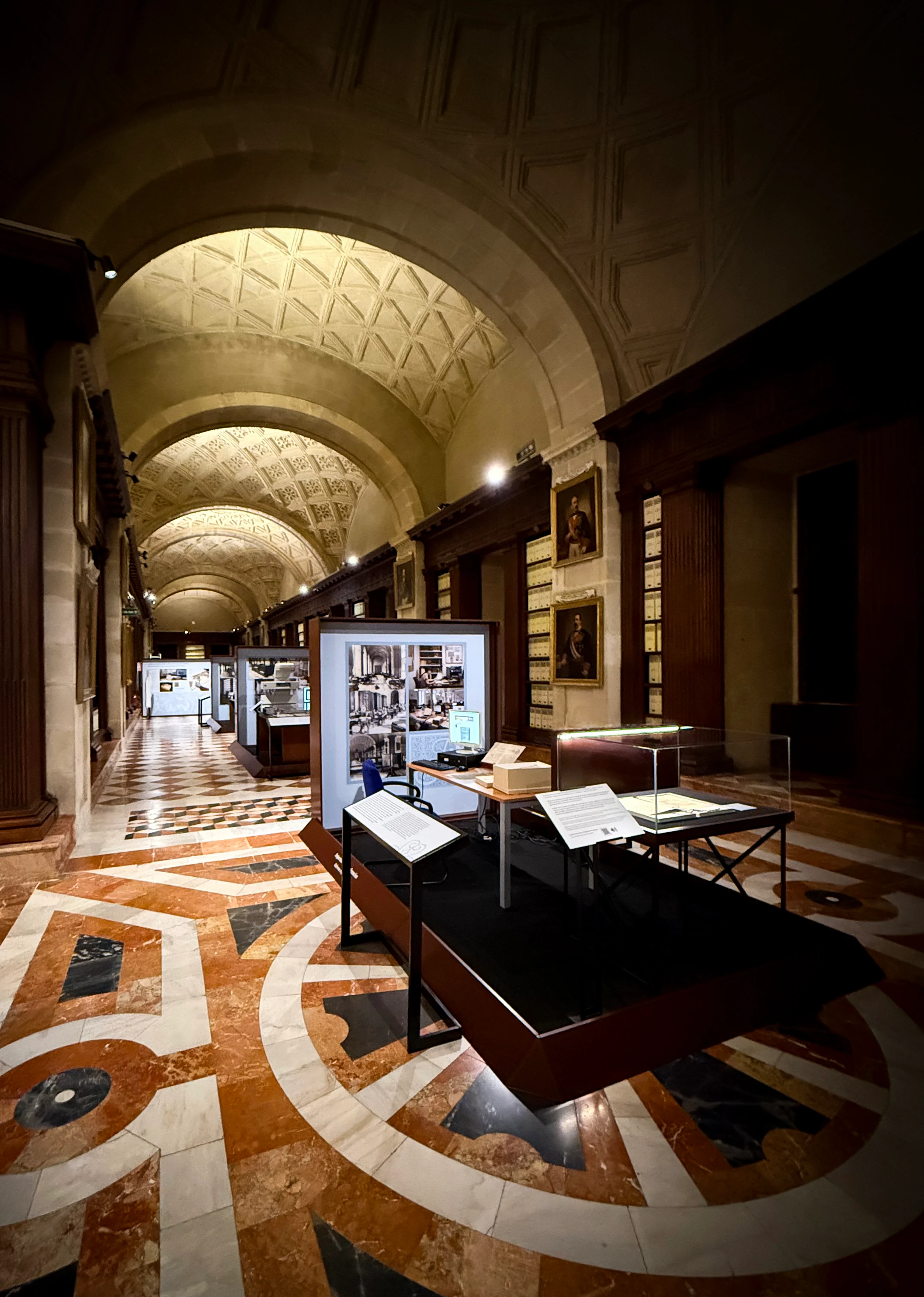 Mobiliario expositivo integrado en la galería histórica del Archivo General de Indias