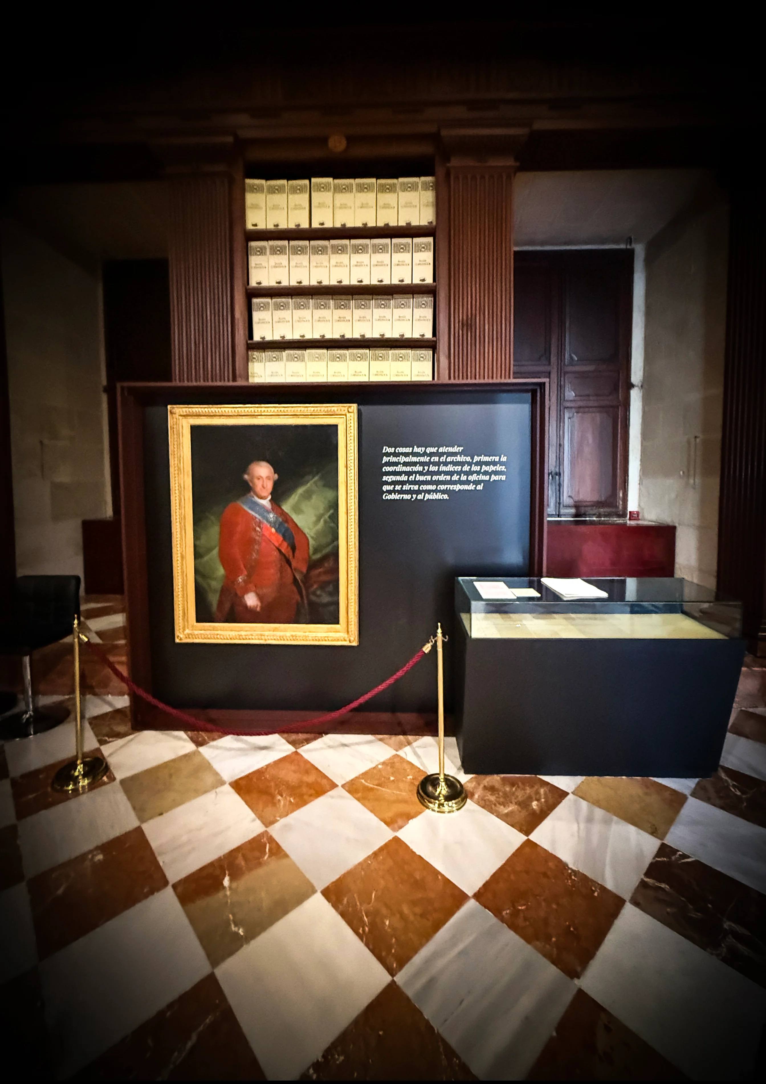 Panel gráfico junto a un retrato histórico en el Archivo General de Indias