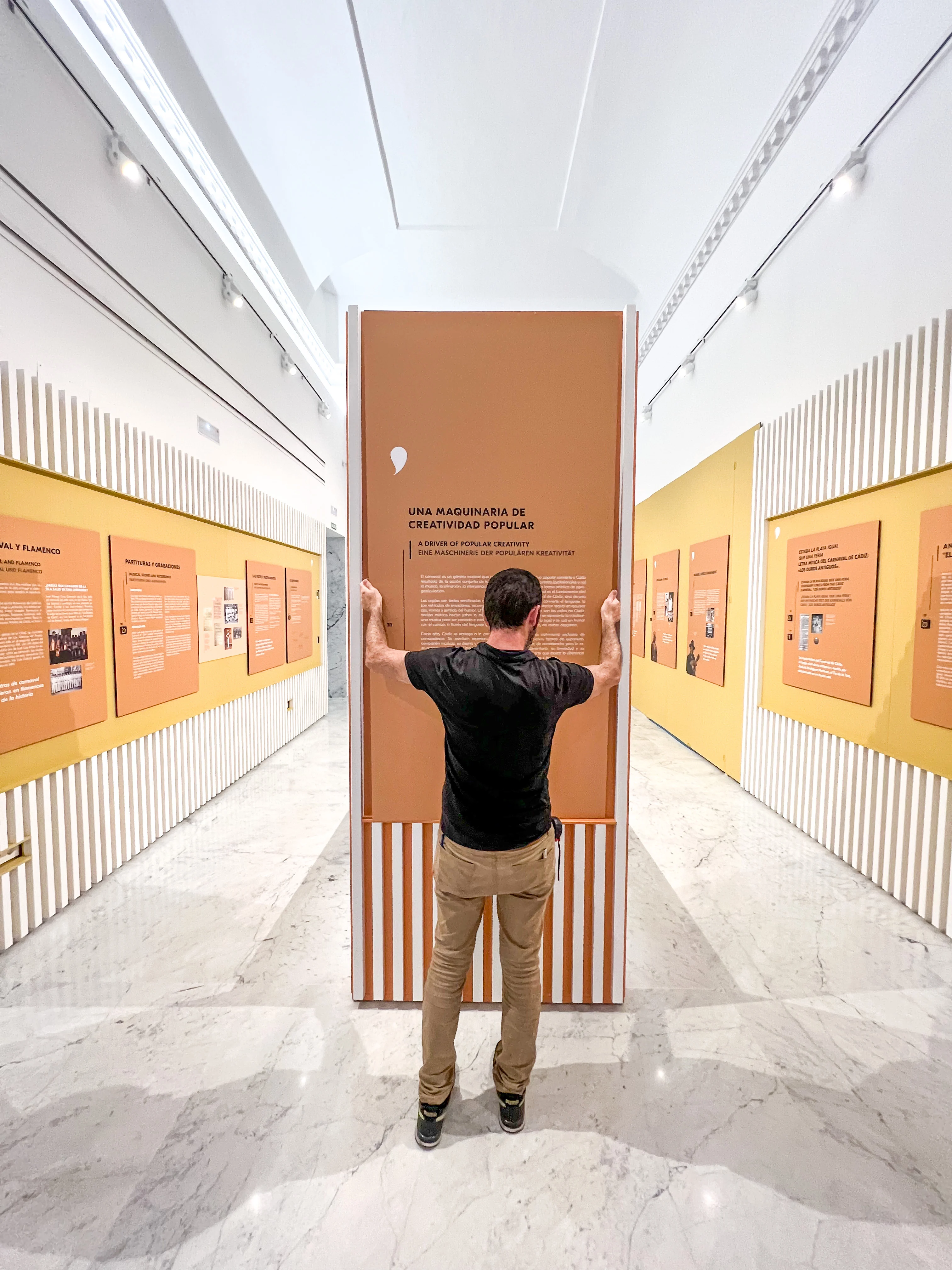 Visitante ante los recursos expositivos de la Casa del Carnaval de Cádiz