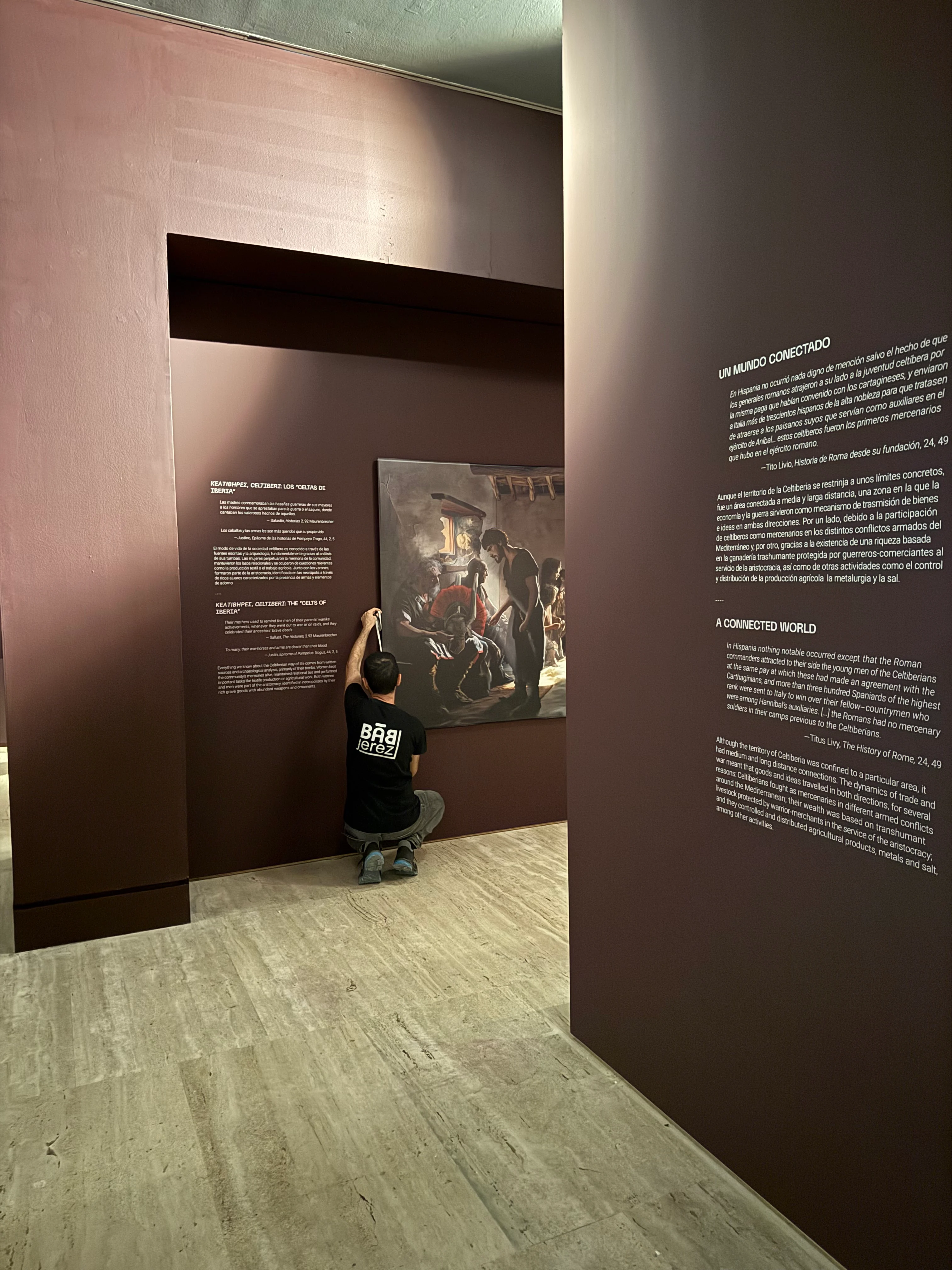 Detalle de una vitrina y la gráfica del recorrido Alas para la Guerra