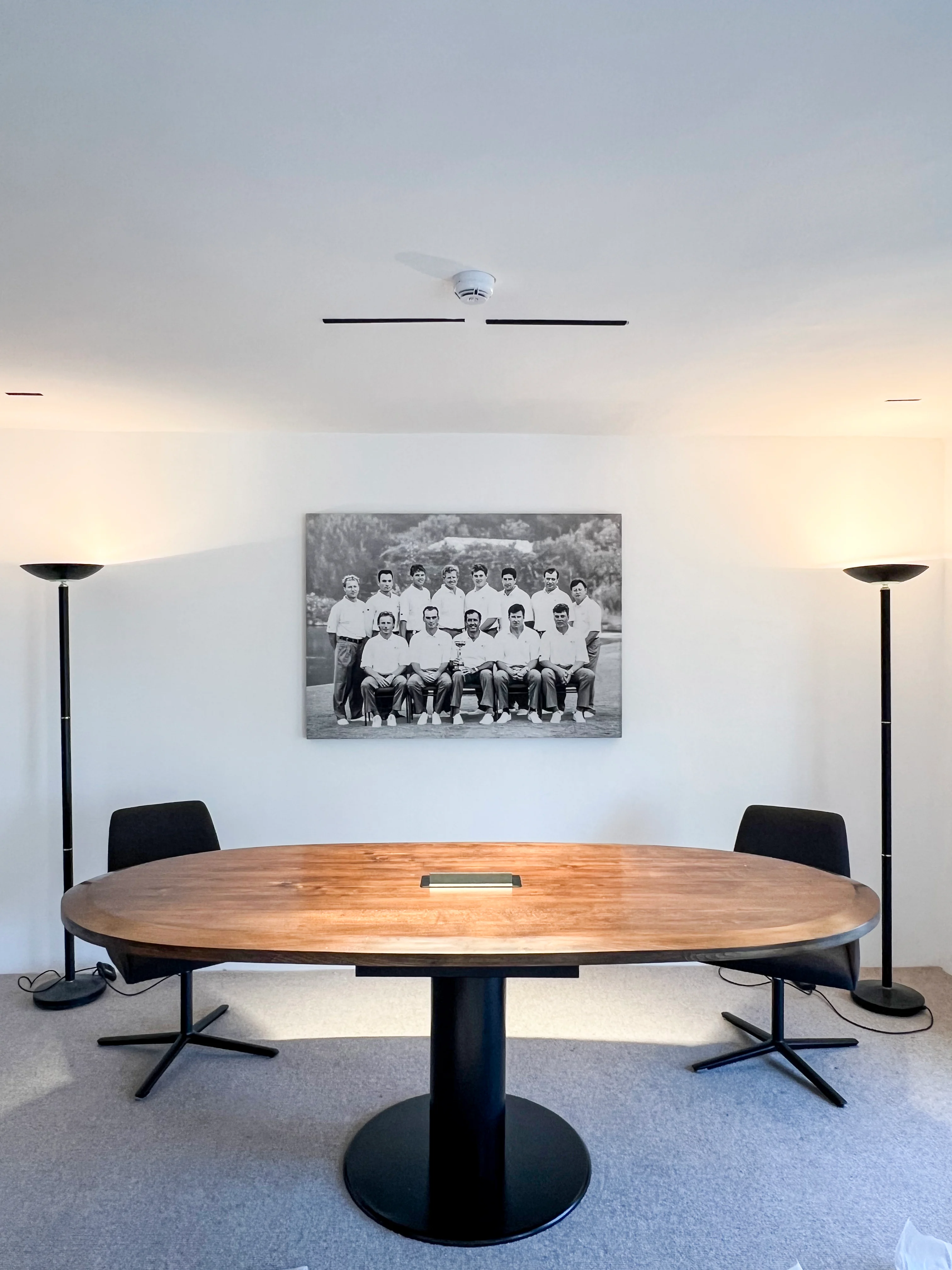 Composición fotográfica Fine Art sobre una mesa de reuniones del Real Club Valderrama